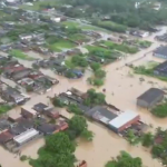 Cidade no litoral de SP está com 9 dos 14 bairros embaixo d'água. (Foto: Reprodução)