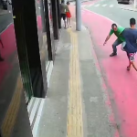 Câmeras de segurança registraram o momento em que um assaltante de 27 anos foi rendido com golpes de jiu-jitsu após roubar uma joalheria na tarde de sábado (11), em Caraguatatuba, no Litoral Norte de São Paulo. (Foto: Reprodução)