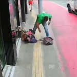 Primeiro ele joga o assaltante contra a calçada e depois imobiliza o braço dele. (Foto: Reprodução)