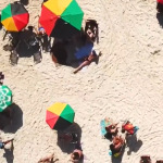 Com isso, o empreendedor lembra que estava na praia, enfrentando dificuldade para pedir uma cerveja, quando pensou. (Foto: Reprodução)