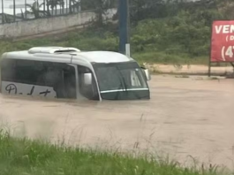 A forte chuva que atinge várias cidades do litoral de Santa Catarina nesta quinta-feira (16) já alagou ruas, deixou moradores desabrigados. (Foto: Reprodução)