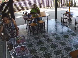 O vídeo de um mochileiro desajeitado mostra o momento em que ele invade o restaurante Mang Maee Dimsum em Phuket, na Tailândia. (Foto> Reprodução)