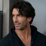 O ator e diretor Justin Baldoni está reagindo após ser acusado de assédio íntimo por sua colega de elenco Blake Lively, entrando com uma ação por difamação contra o The New York Times nesta terça-feira (31). (Foto: Reprodução)