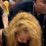 No vídeo, que viralizou na rede no sábado (11) , Joelma é vista descendo de uma van e sendo abordada por fãs que queriam registrar o momento. (Foto: X)