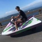 O condutor, identificado como Wandemberg da Silva Ribeiro, de 32 anos, compartilhou imagens nas redes sociais mostrando ele cruzando a via em um jet-ski com rodas, que ele batizou de "motojet". (Foto: Instagram)