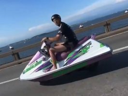 O condutor, identificado como Wandemberg da Silva Ribeiro, de 32 anos, compartilhou imagens nas redes sociais mostrando ele cruzando a via em um jet-ski com rodas, que ele batizou de "motojet". (Foto: Instagram)