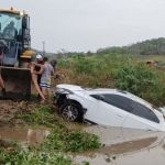 O incidente ocorreu após um deslizamento de terra causado pelas chuvas intensas, que arrastou dois veículos, resultando na tragédia. (Foto: Defesa Civil)