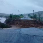 O motorista de um dos carros, que estava sozinho, conseguiu escapar após se agarrar a uma árvore e esperar a água baixar. (Foto: Defesa Civil)