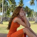 Marina Ruy posou com vestidos amarelos e um maiô azul cavado, além de compor o look com uma bucket hat de crochê. (Foto: Instagram)