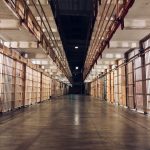 O número é alarmante: 2.084 detentos, ou 4,3% dos beneficiados, desapareceram e não voltaram ao cumprimento de suas penas (Foto: Unsplash)