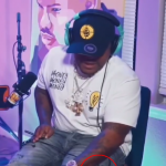 O bolso da calça do rapper ficou furado no local do disparo. (Foto: Reprodução/YouTube)