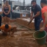 "Liguei para o coveiro para questionar sobre a espessura da cova, porque para nós estava curta, não estava em um comprimento adequado, e ele disse que tava tudo bem, que cabia o caixão (...) Chegamos lá não tinha coveiro, não tinha comprimento, não tinha nada necessário para o enterro e daí tivemos que fazer o enterro nós mesmos. Foi horrível", desabafou Ana. (Foto: Reprodução)