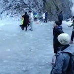 Um pingente de gelo é uma ponta de gelo formada quando a água derrete e congela novamente à medida que escorre pela superfície, normalmente em climas frios. (Foto: Reprodução)