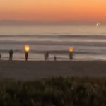 Mas mesmo após 24 mortes, e 100 mil pessoas deixando suas casas por conta do fogo, um grupo de moradores foi flagrado soltando balões na praia de Santa Barbara. (Foto: Reprodução/TikTok)