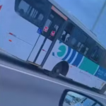 Pelas imagens, não é dá para ver nenhum passageiro no ônibus. (Foto: Reprodução)