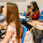 Com a nova lei oficialmente valendo, a partir de agora as crianças não poderão mais usar o celular na escola — nem durante o recreio e os intervalos. (Foto: Divulgação/Pexels)