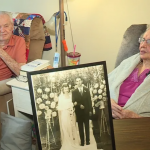 "A maioria das pessoas nem tem a chance de viver por 82 anos, e elas tiveram a chance de se casar por tanto tempo...", analisou a bisneta, emocionada. (Foto: Reprodução/Kion)