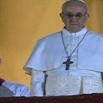 O líder religioso acabou caindo em sua residência no Vaticano. Conforme um comunicado oficial, o veterano acabou sofrendo uma contusão no antebraço direito, mas não houve fraturas. (Foto: Reprodução/GloboPlay)