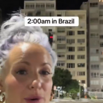 Com um sorriso no rosto, a mulher aparece vestindo uma blusa do Brasil, cheia de amigos em volta e diz: "Beleza, são 02 horas da manhã em Copacabana. Acabamos de andar de patinete depois de beber, dançar e tô andando com o celular na mão sem ninguém tentar me roubar.", iniciou. (Foto: Reprodução/Redes Sociais)