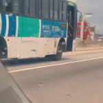 A linha faz parte da Viação Transporte Campo Grande. Na semana passada, vários ônibus da linha foram recolhidos pela Prefeitura do Rio por estarem em condições precárias. (Foto: Reprodução)