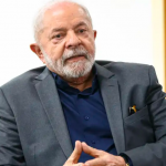 Em uma declaração dada na última segunda-feira (13/01/2025), Lula comentou que a nova regra serve apenas para ensinar os alunos em que lugares o uso do celular é ou não permitido. (Foto: Divulgação/Marcelo Camargo/Agência Brasil)