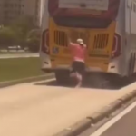 O momento foi registrado por um motorista que acompanhava o BRT na Avenida das Américas, na Barra da Tijuca, na Zona Oeste, Rio de Janeiro. (Foto: Reprodução/Redes Sociais)