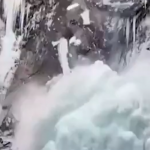 Parte de cachoeira congelada despenca e atinge turistas na China. (Foto: Reprodução)