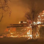 Os incêndios que devastam a cidade, provocaram a destruição de 12 mil construções e a morte de ao menos 24 pessoas. (Foto: Jornal Nacional/ Reprodução)