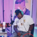 Rapper dispara pistola sem querer durante entrevista a canal no YouTube. (Foto: Reprodução/YouTube)