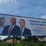 Posteriormente, um segundo outdoor foi descoberto em outro ponto da cidade. Dessa vez, Trump aparece ao lado do ex-presidente Jair Bolsonaro e do bilionário Elon Musk. (Foto: Reprodução/X)