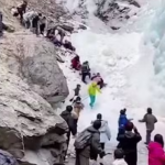 Um grupo de turistas levou um grande susto na China. Parte de uma cachoeira congelada despencou sobre as pessoas. (Foto: Reprodução)