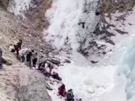 Um grupo de turistas levou um grande susto na China. Parte de uma cachoeira congelada despencou sobre as pessoas. (Foto: Reprodução)