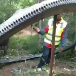 "Fiquei chocada porque estava muito ensolarado, sem sinal de chuva. Espero que nossos líderes nos digam o que era esse objeto e por que ele caiu aqui.", disse uma terceira. (Foto: Reprodução/Redes Sociais)