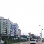 O acidente teria sido na Praia Brava, em Itajaí. (Foto: Reprodução/YouTube)