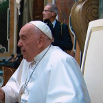 Quando criança, o papa teve parte do pulmão retirado e, em 2021, teve parte do cólon removido para tratamento de doença intestinal chamada diverticulite. (Foto: Reprodução/Globo)