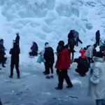 Segundo funcionários do Departamento de Gestão de Áreas Cênicas de Turismo Florestal do distrito de Xianyang, a cascata de gelo de Heishancha havia sido fechada. Alguns visitantes, no entanto, ignoraram os avisos de segurança anteriores. (Foto: Reprodução)