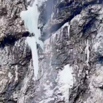 Além disso, os funcionários afirmaram que o recente aumento das temperaturas fez com que a cascata de gelo derretesse, levando ao incidente. (Foto: Reprodução)