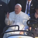 O papa também tem uma artrose nos joelhos, que o faz usar cadeira de rodas na maior parte do tempo. (Foto: Reprodução/Globo)