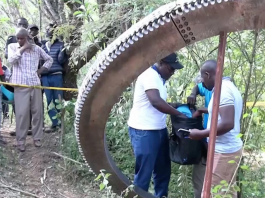 Anel de metal queimado pesando 500 kg cai do céu e choca moradores de vila no Quênia. (Foto: Reprodução/Redes Sociais)