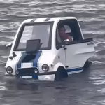 Um vídeo que mostra um carro anfíbio entrando no mar como um barco viralizou nas redes sociais, em São Vicente, no litoral de São Paulo. (Foto: Reprodução/Redes Sociais)