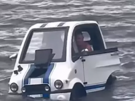 Um vídeo que mostra um carro anfíbio entrando no mar como um barco viralizou nas redes sociais, em São Vicente, no litoral de São Paulo. (Foto: Reprodução/Redes Sociais)