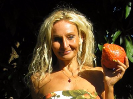 Mulher de 58 anos mantém dieta de frutas cruas há 33 anos. (Foto: Instagram)