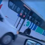 Um ônibus da linha 388 (Cesarão x Candelária) foi flagrado circulando sem a roda traseira e com a porta aberta na Avenida Brasil, na segunda-feira (13/01/2025). (Foto: Reprodução)