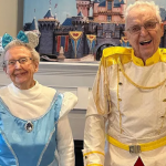 Idosa de 100 anos comemora o 82º aniversário de casamento com o marido; Festa foi da Disney. (Foto: Arquivo pessoal)