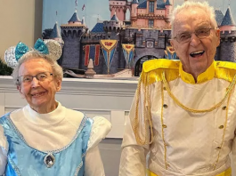 Idosa de 100 anos comemora o 82º aniversário de casamento com o marido; Festa foi da Disney. (Foto: Arquivo pessoal)