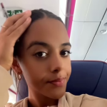 Enquanto voltava para Londres após uma viagem à Hungria, Paris Johnson, de 18 anos, acordou 15 minutos antes de pousar e rapidamente pegou o celular para checar seu cabelo. (Foto: Reprodução/TikTok)