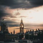 Nesta semana, um vídeo viralizou mostrando uma filial da famosa padaria Greggs em Londres com prateleiras trancadas por correntes e cadeados, deixando produtos como garrafas de Coca-Cola inacessíveis aos clientes (Foto: Unsplash)