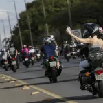 "Todas as motos que estiverem cadastradas para fazer esse tipo de serviço na cidade serão paradas e vistoriadas", afirmou. (Foto: Agência Brasil)