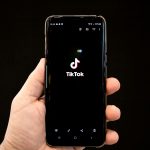 O TikTok está prestes a sair de cena nos EUA! Decisão histórica pode afetar milhões de usuários e transformar o app em algo obsoleto (Foto: Unsplash)