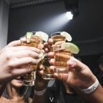 E quem escolhe não beber álcool muitas vezes precisa conviver com amigos que o fazem em reuniões e confraternizações. (Foto: Pexels)